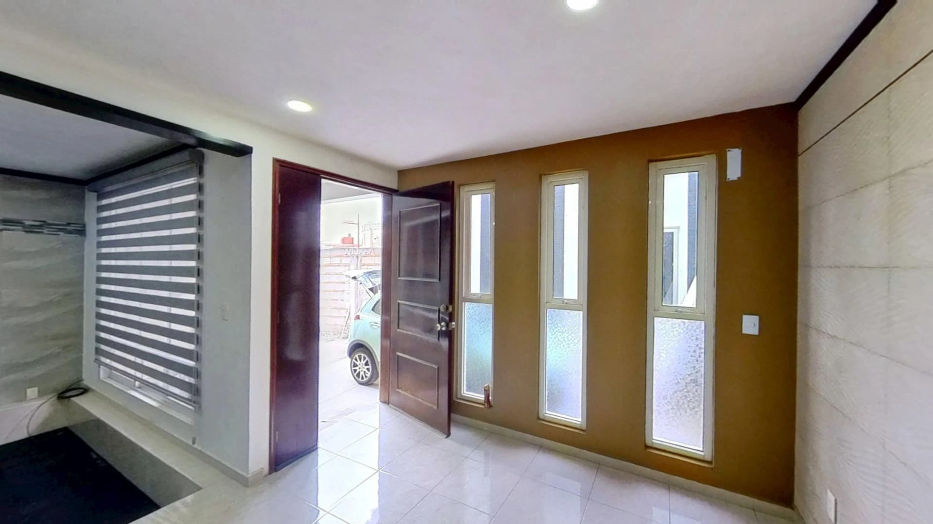 Casa de 3 pisos con excelentes espacios - 1