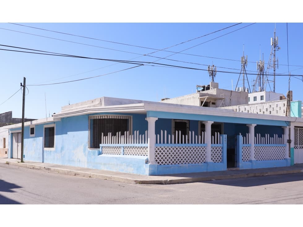 PROGRESO Casa Renta En ESQUINA a una calle malecon para USO COMERCIAL - 1