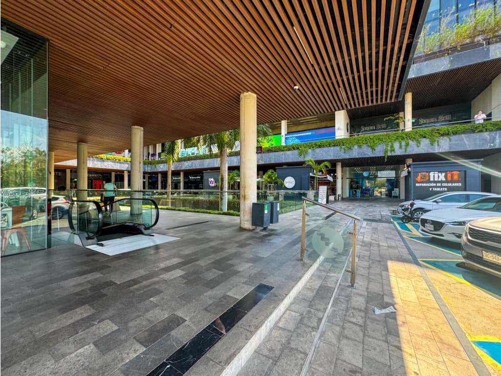 Av Cámara De Comercio Local Comercial Renta Plaza Urban Center - 1