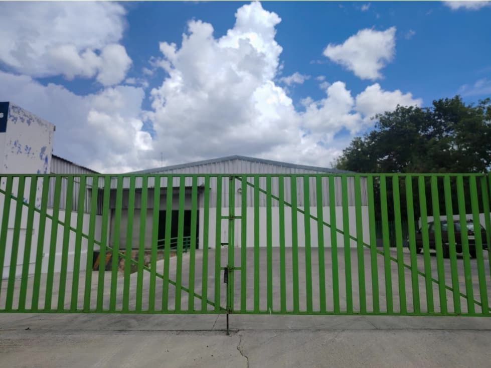 Periférico Poniente Mérida Bodega en Reta de 1600m² Con Andenes - 1