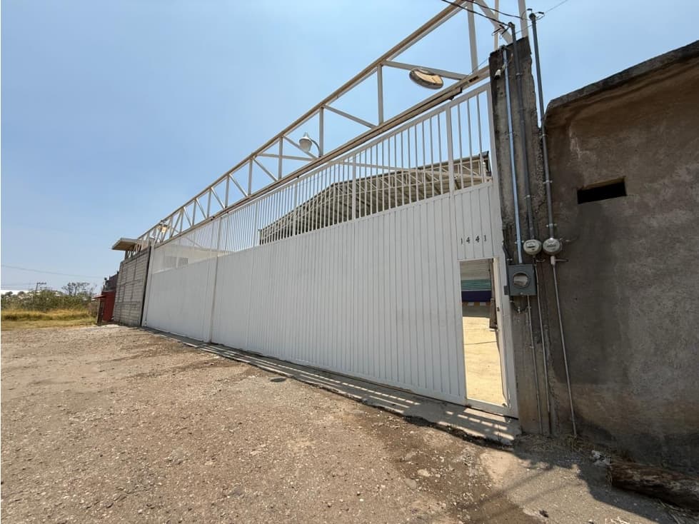Bodega de gran tamaño en renta sobre la autopista - 1