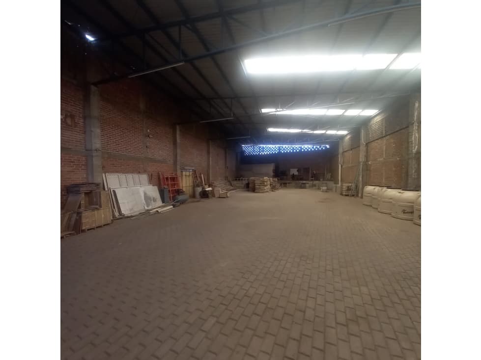 Bodega con oficinas en RENTA - 1