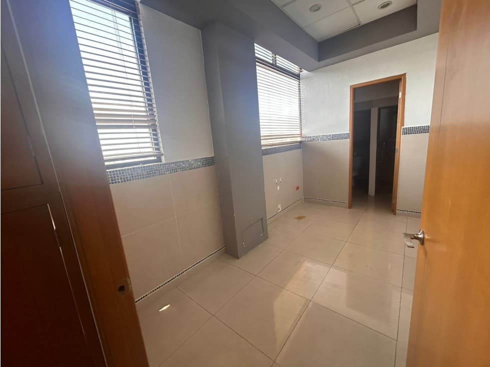Oficina en renta en Av. Bonampak dentro de una plaza - 1