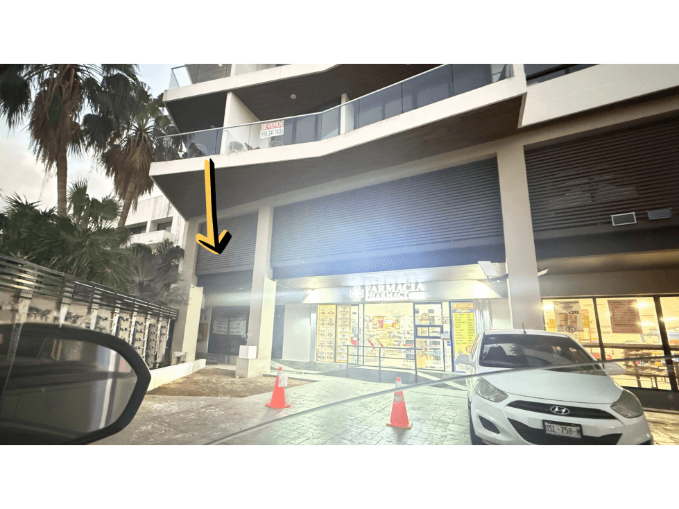 Local Comercial en Venta sobre Av, Kukulcán, Km 6.5, Cancun - 1
