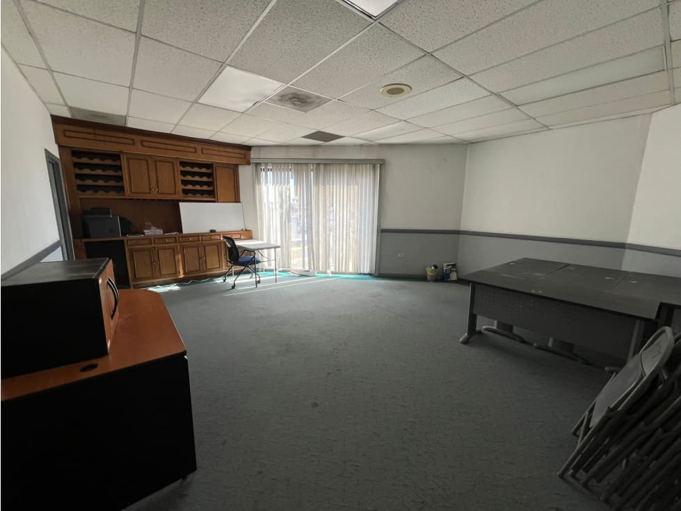 LOCAL EN VENTA DE 145 M2 EN ZONA AV DE LA RAZA EN PLAZA COMERCIAL - 1