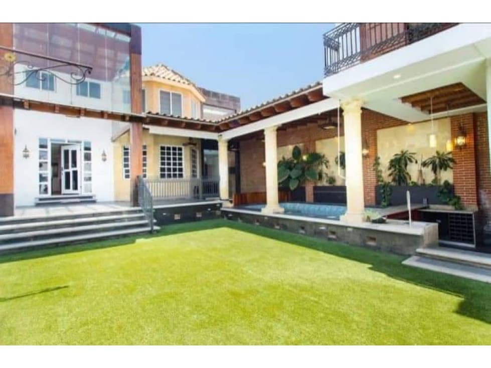 Residencia En Venta En Rincón De La Calera Con Alberca - 1