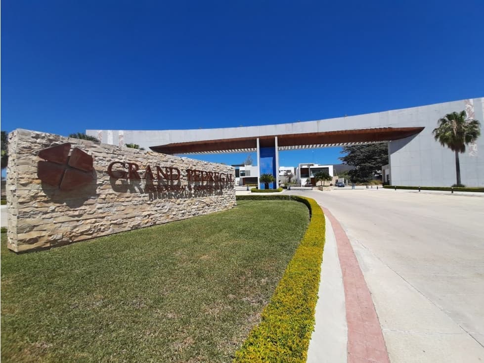 Terreno en venta en Fraccionamiento Gran Pedregal - 1