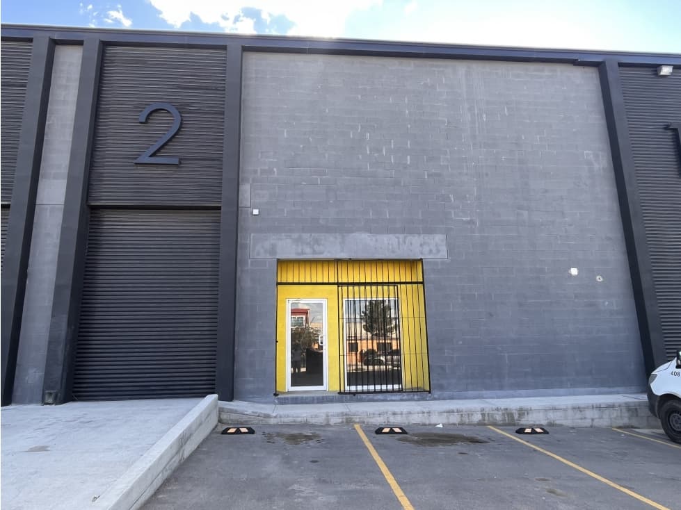 Bodega con rampa y 8 metros de altura. Sector Ramon Rayón - 1