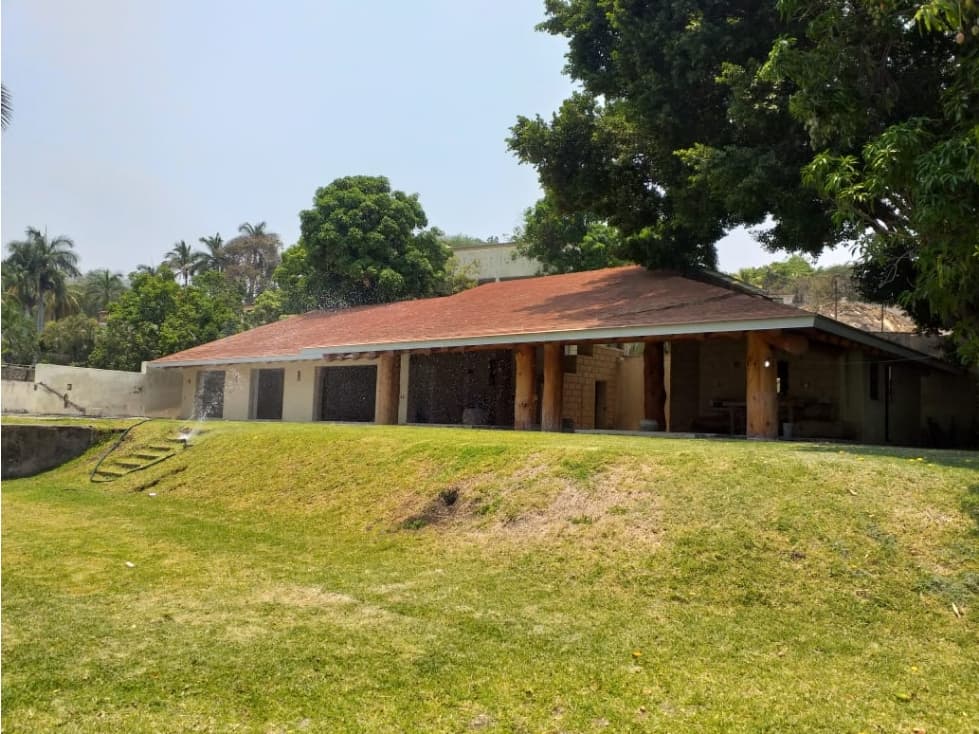 CASA EN VENTA A ORILLA DEL LAGO / EXCELENTE PARA REMODELAR "B" - 1