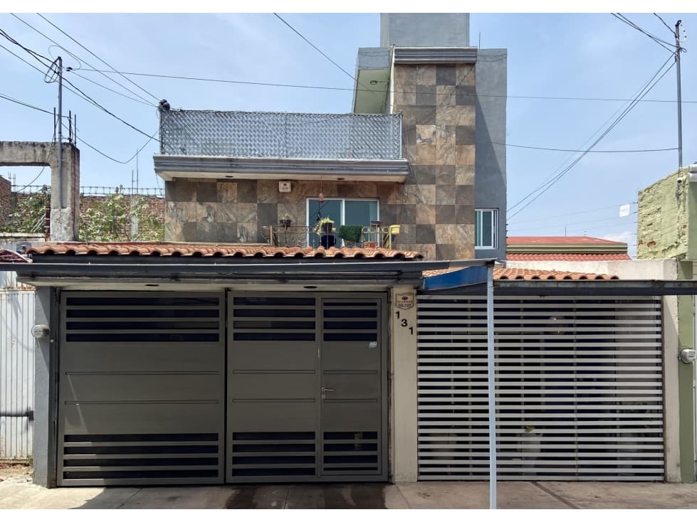 Casa en venta de dos niveles en La Floresta, Zamora, Michoacán - 1