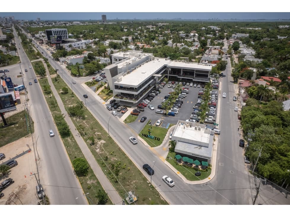 Local Comercial Renta Cancun Av Huayacan con Alamos $550 m2 - 1