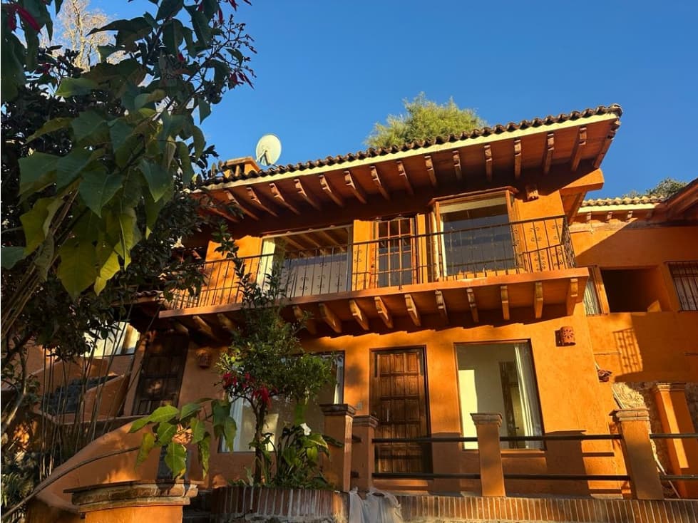 CASA UBICADA EN VALLE DE BRAVO CON VISTA AL LAGO - 1