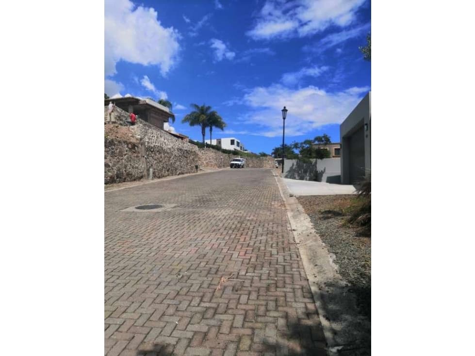 Venta de lote en fraccionamiento cuenta con casa club con alberca. - 1