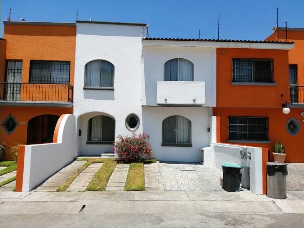 Casa al sur de Cuernavaca, jardín propio, alberca, Paseos de Tezoyuca - 1