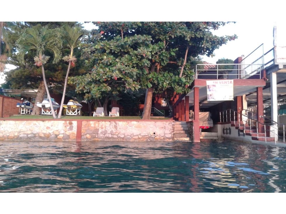 CASA EN VENTA A ORILLA DEL LAGO "MAN." - 1