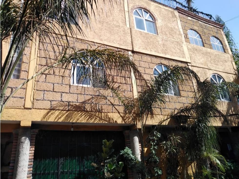 Edificio, cuatro departamentos y un local comercial en Xochimilco 1299 - 1