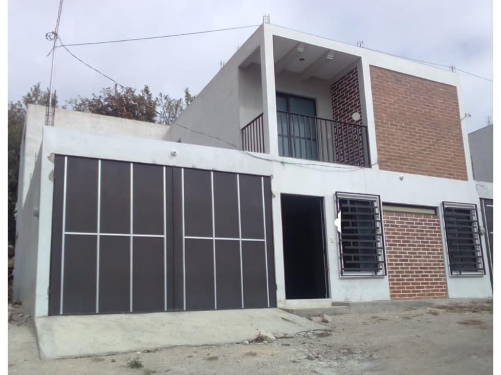 Casa de 2 niveles en venta, Col. El Valle - 1