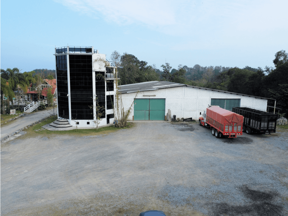 Renta de edificio de 4 pisos con bodega - 1