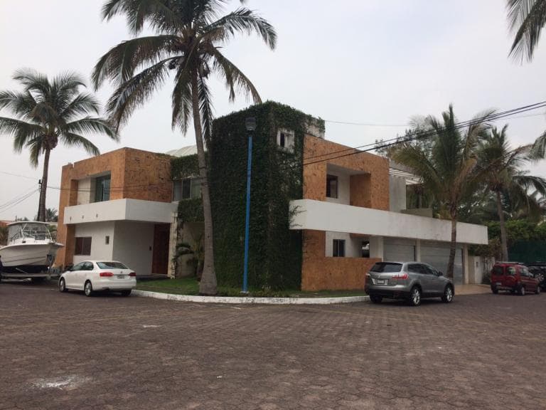 Magnifica residencia con pisos de mármol y alberca - 1