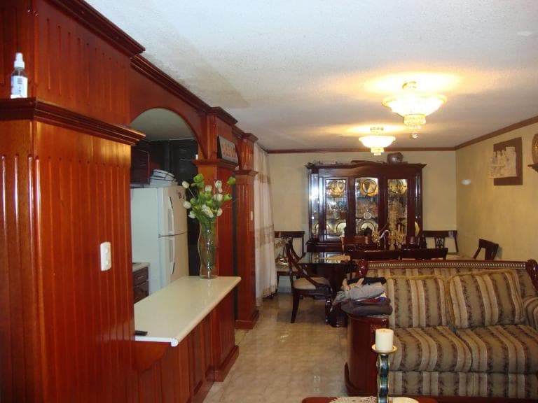 VENTA DE CASA REMODELADA DE LUJO - 1