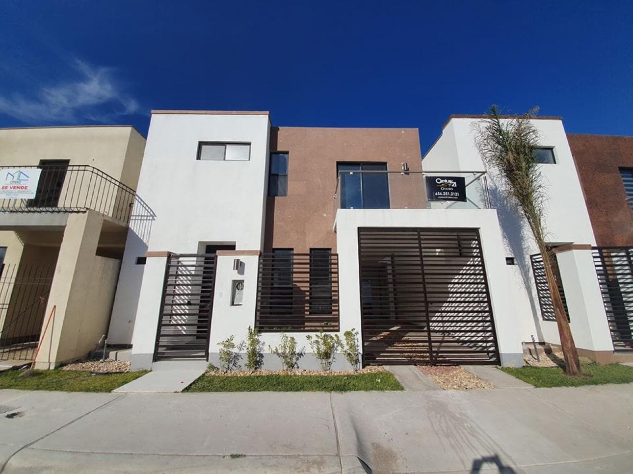 Se vende casa con acabados de lujo en fraccionamiento privad - 1