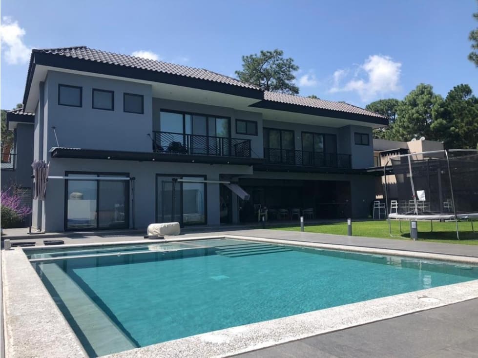 EXCELENTE RESIDENCIA EN CONDOMINIO - 1