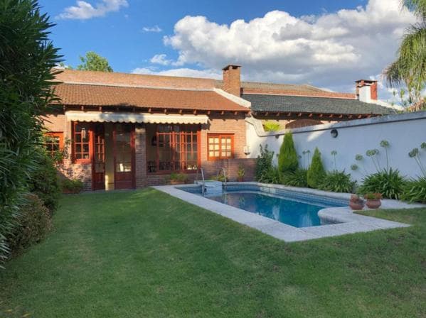 Casa de 5 ambientes con jardin y pileta en Devoto - 1