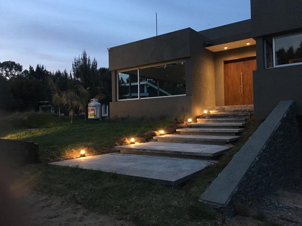 Casa en alquiler temporario en Costa Esmeralda con pileta - 1