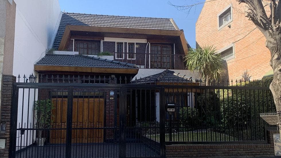 Casa en Villa Luro- 4 Dormitorios, con parque pileta y quincho! 2 cocheras - 1