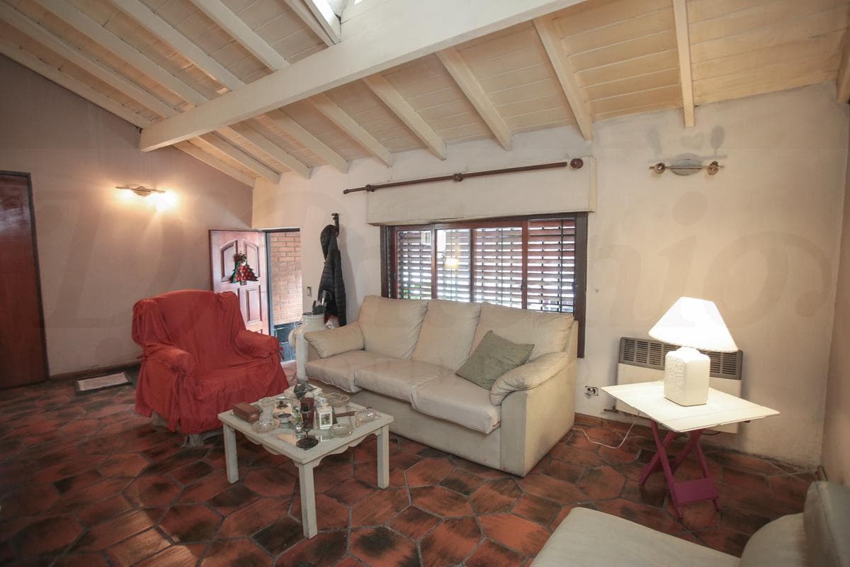 Venta-Casa de 4 ambientes todo en una planta, con Garage. - Floresta - 1