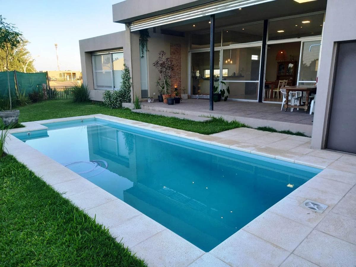VENTA CASA 1 DORMITORIO CON PILETA BARRIO BRISANOVA PUEBLO ESTHER - 1