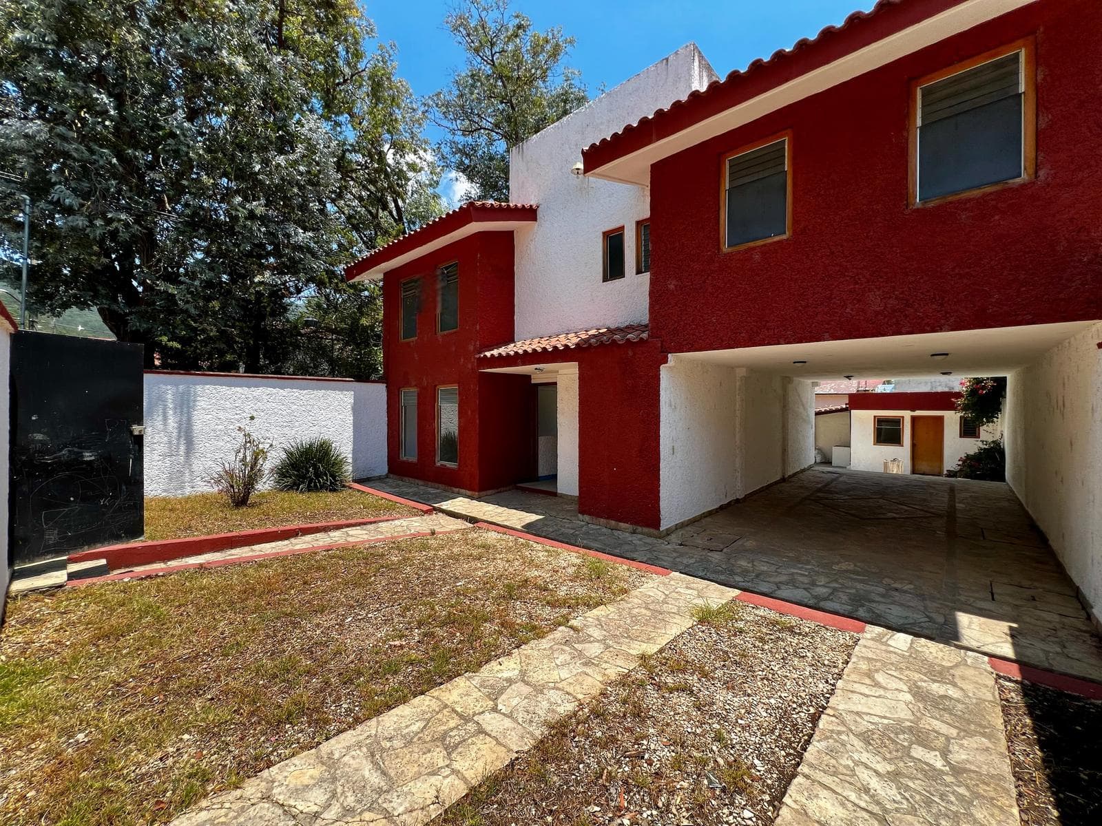 Se vende casa con amplio jardín en privada REAL DEL MONTE, San Cristóbal de las casas. - 1