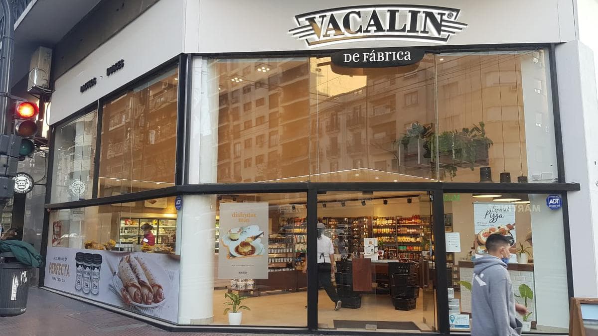Excelente local en esquina sobre Avenida - 1