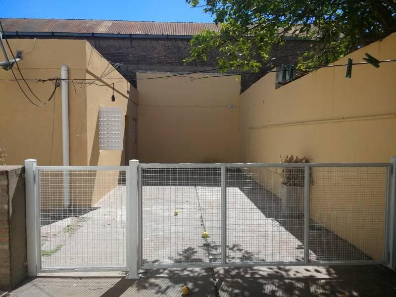 Alquilo Casa interna muy buena ubicación - 1
