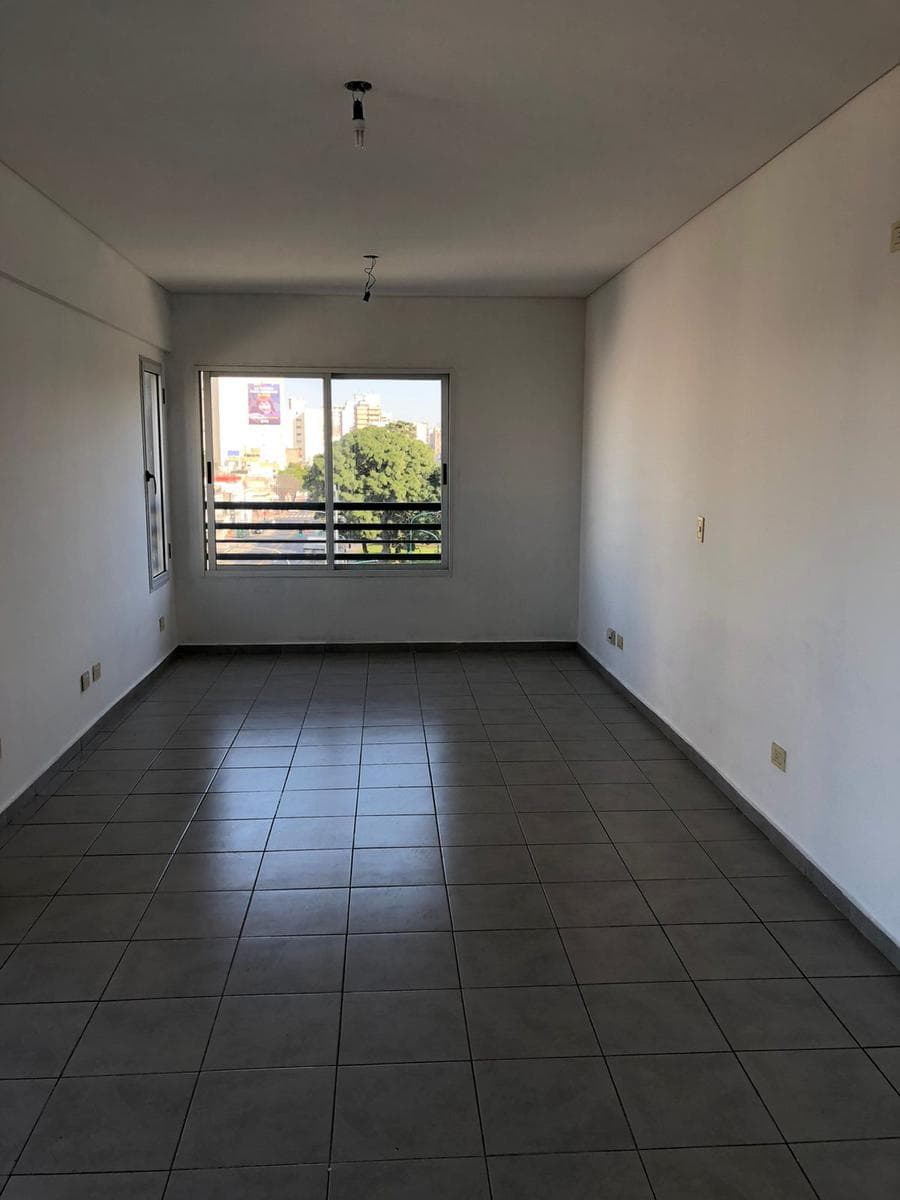 Hermoso Departamento en Alquiler en Constitución, con Vistas al Parque y Abundante Luz Natural - 1