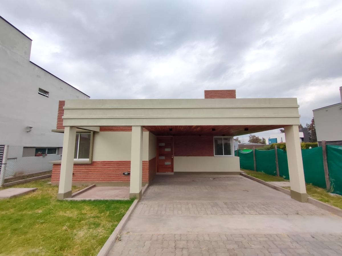 Hermosa casa de 3 dormitorios a ESTRENAR en Country Pinar 2, Tafí Viejo. Financiación! - 1