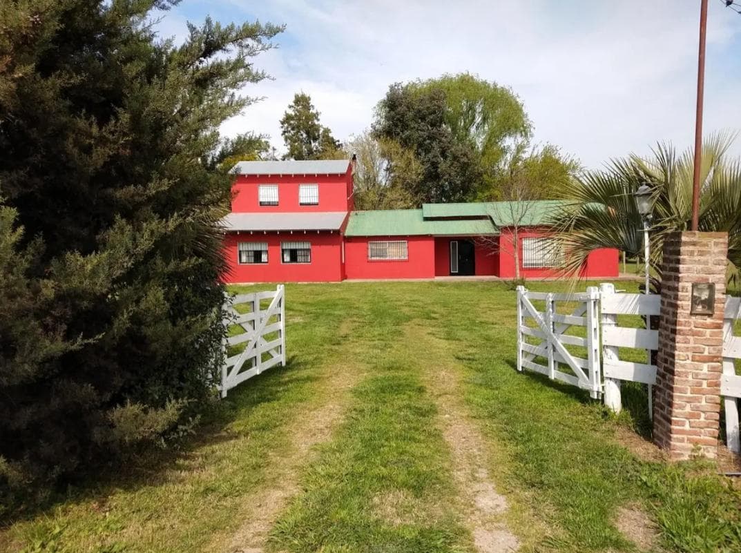 Casa en venta - 3 dormitorios 3 baño - 230mts2 - Bme Bavio Gral Mansilla - 1