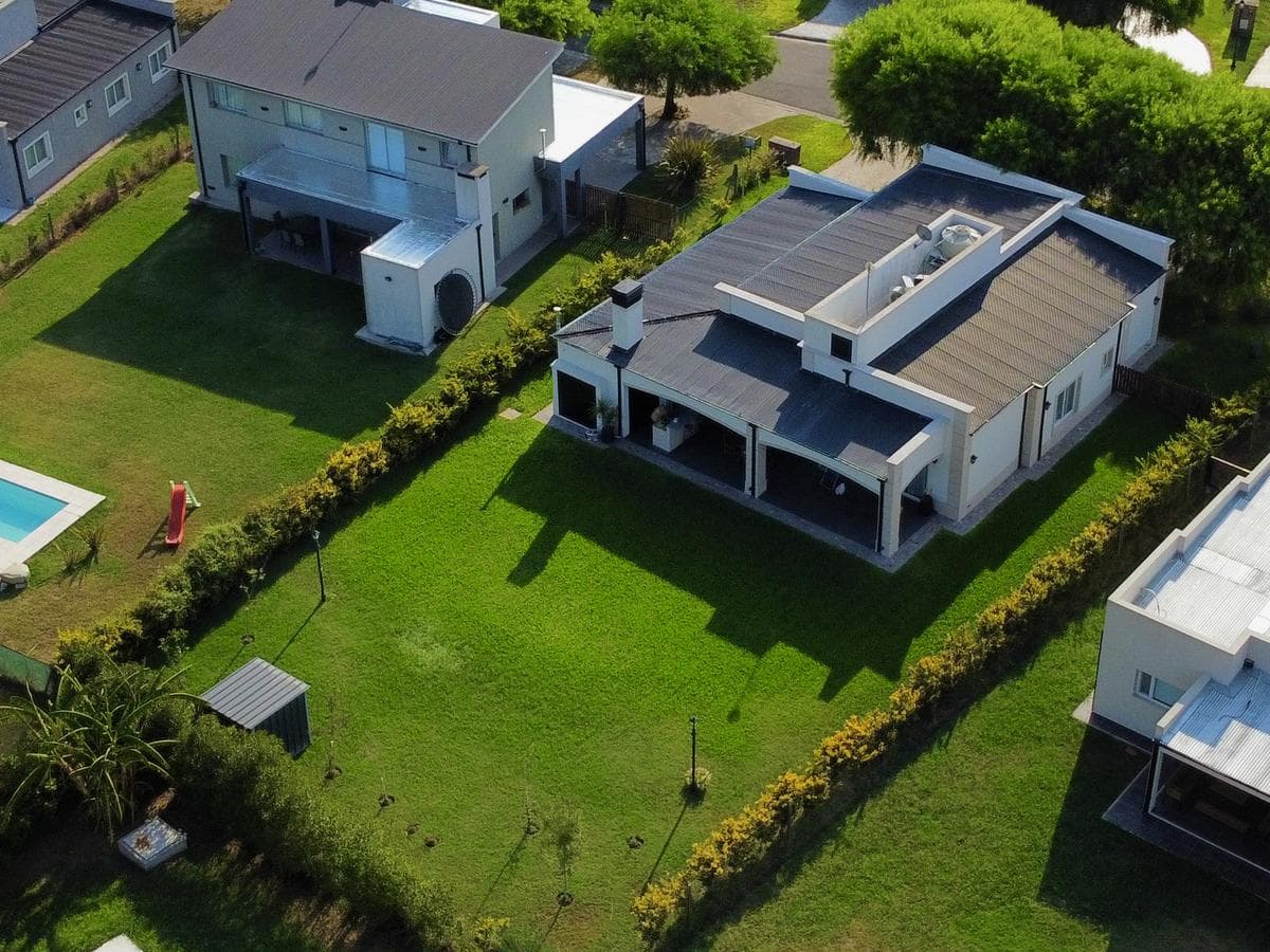 Excelente Casa en lote central de Estancia Smithfield Zarate - 1