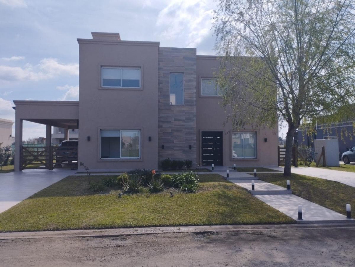 Casa en venta - 4 Dormitorios 4 Baños - Cocheras - 220Mts2 - San Lucas, San Vicente - 1