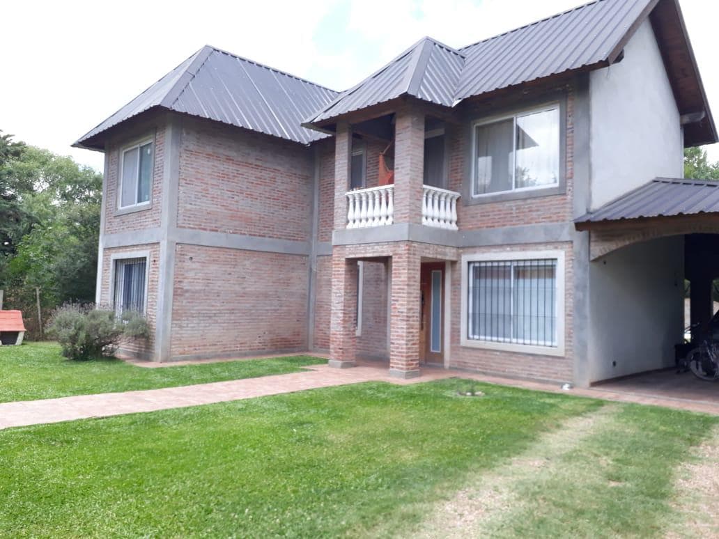 Casa a la venta en Barrio Parque Sakura , zona norte. 2 plantas, 4 dormitorios, parque y piscina - 1