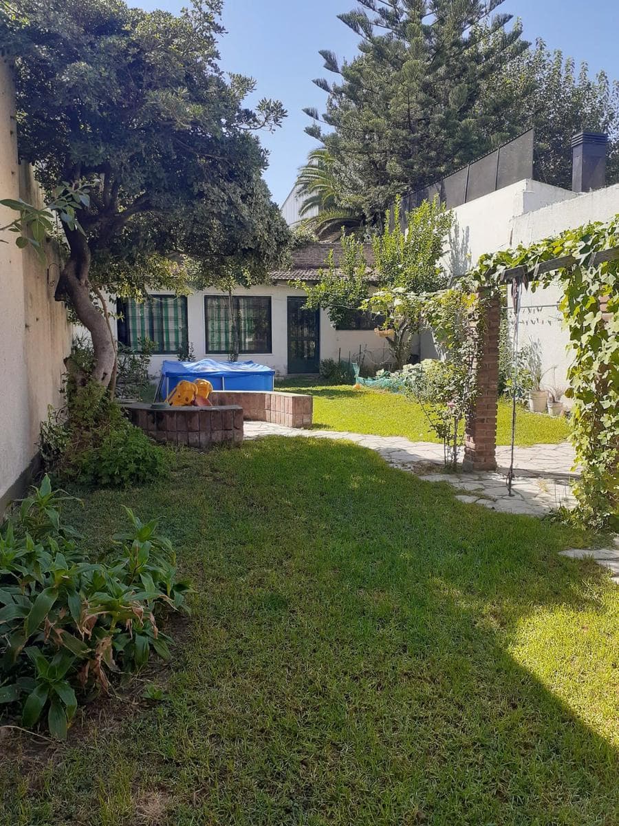 Casa en venta de 5 ambientes con cochera - increíble fondo con parrilla - 1