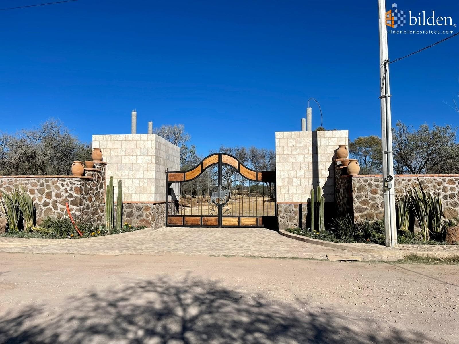 Terrenos en Venta en Fracc. Camino Real Nixtalpan Nombre de Dios - 1