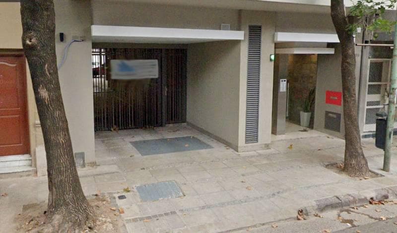 Cómoda cochera en edificio - 1