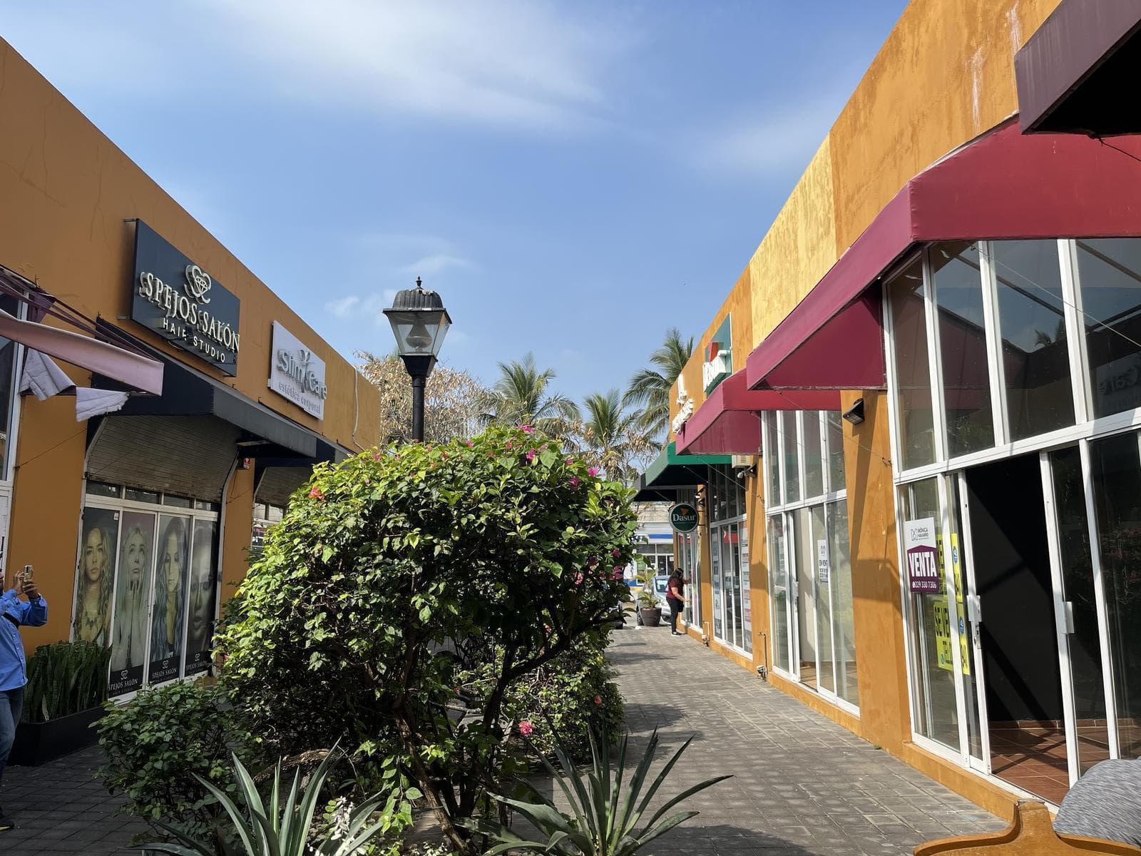 Local en venta ubicado en Av, Urano Boca del Río - 1