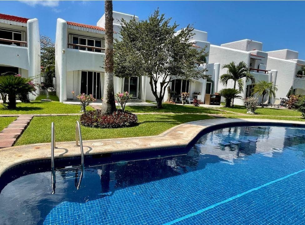 Exclusivo Departamento de 3 Recámaras en Mayamar, Playacar Fase II Ubicado cerca de la playa, completamente equipado y amueblado. - 1