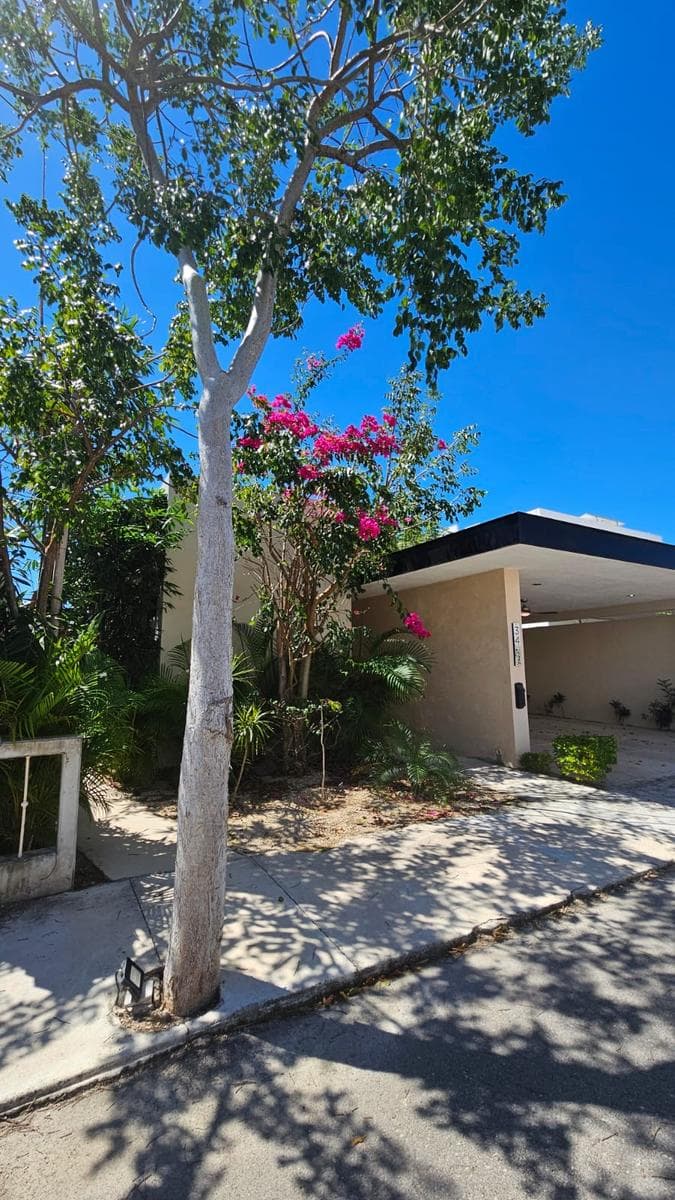 Casa en venta en parque central Cholul, privada con amenidades - 1