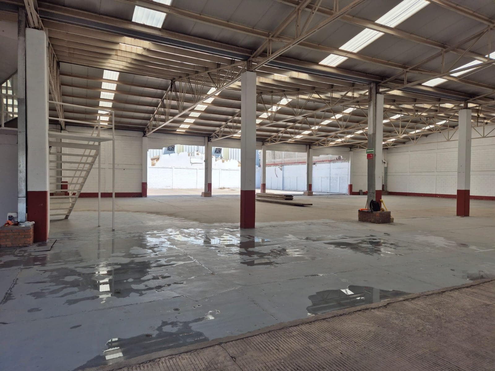 Renta Nave Industrial 3000 m2 Av. Las Partidas - 1