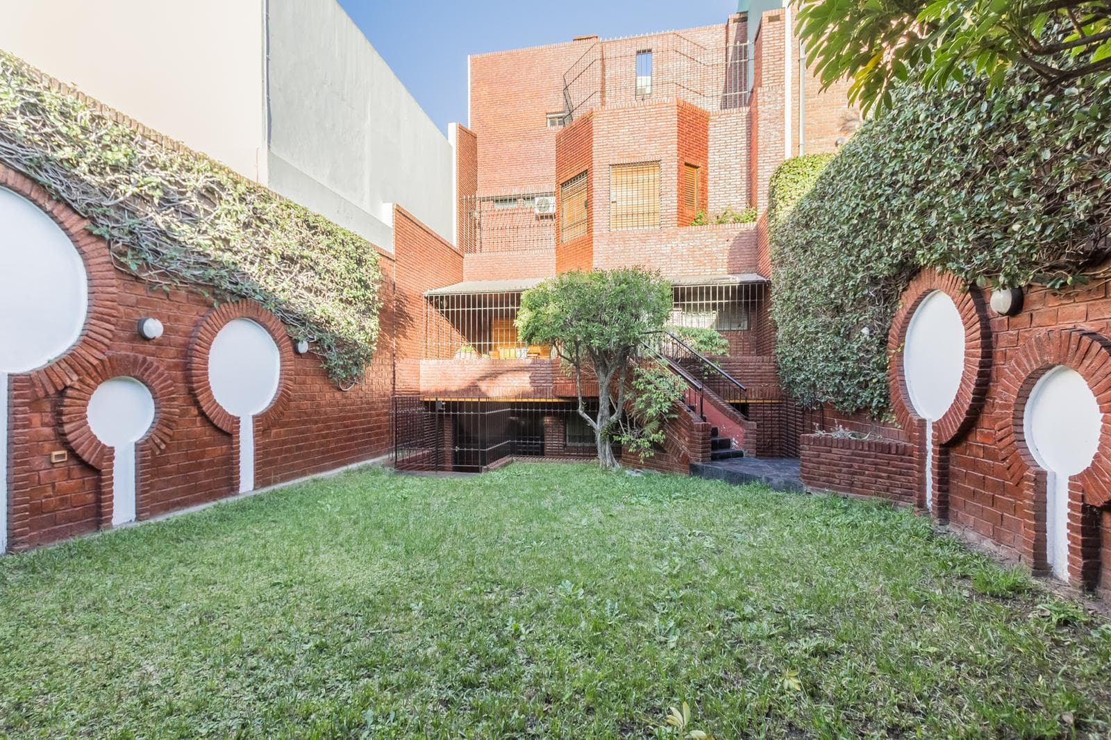 Venta Casa 6 ambientes - Jardín - Terrazas - Parrilla - Quincho -Cocheras - Flores - 1