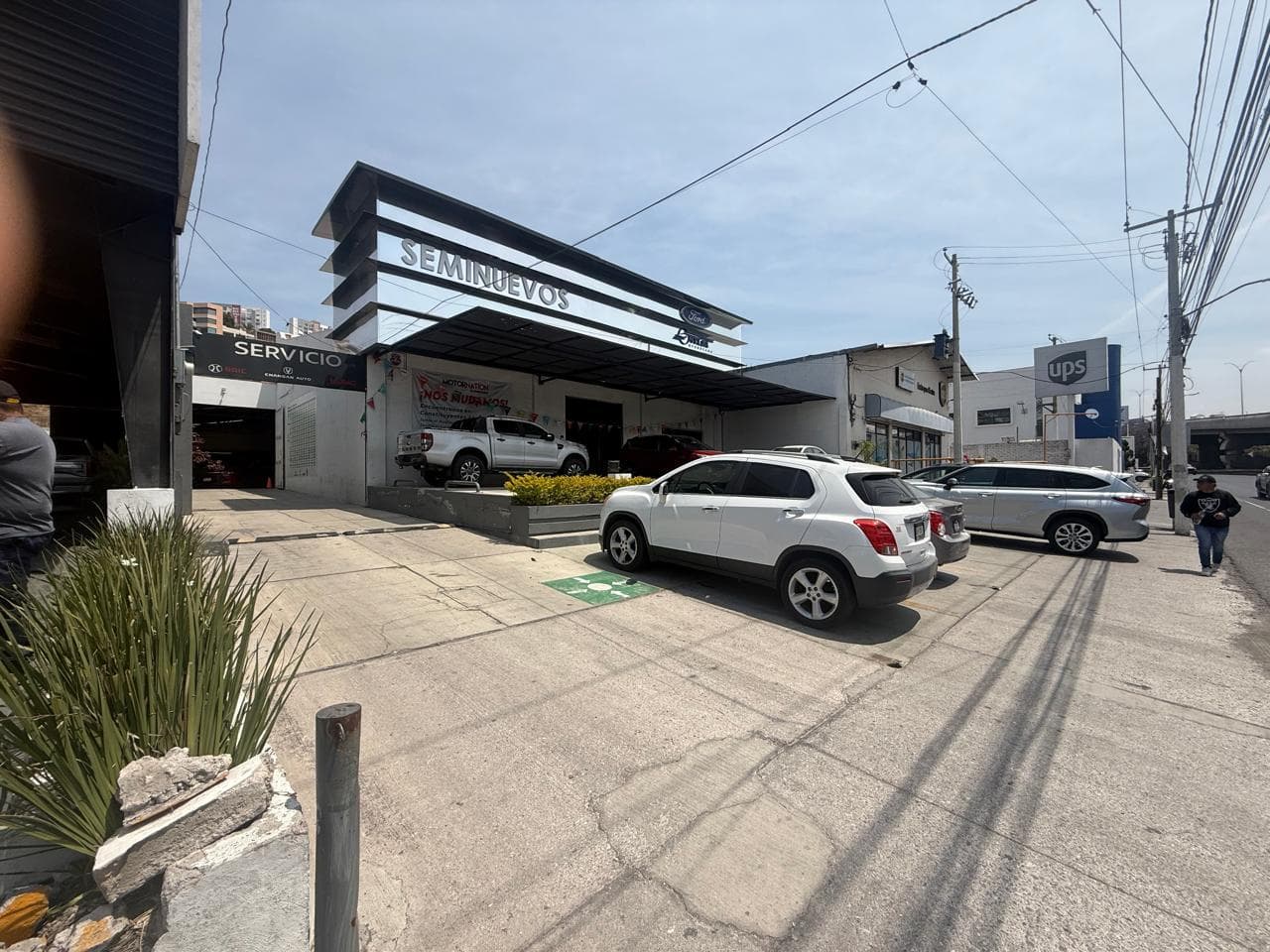 Oficinas y Bodega para concecionaria de coches - 1
