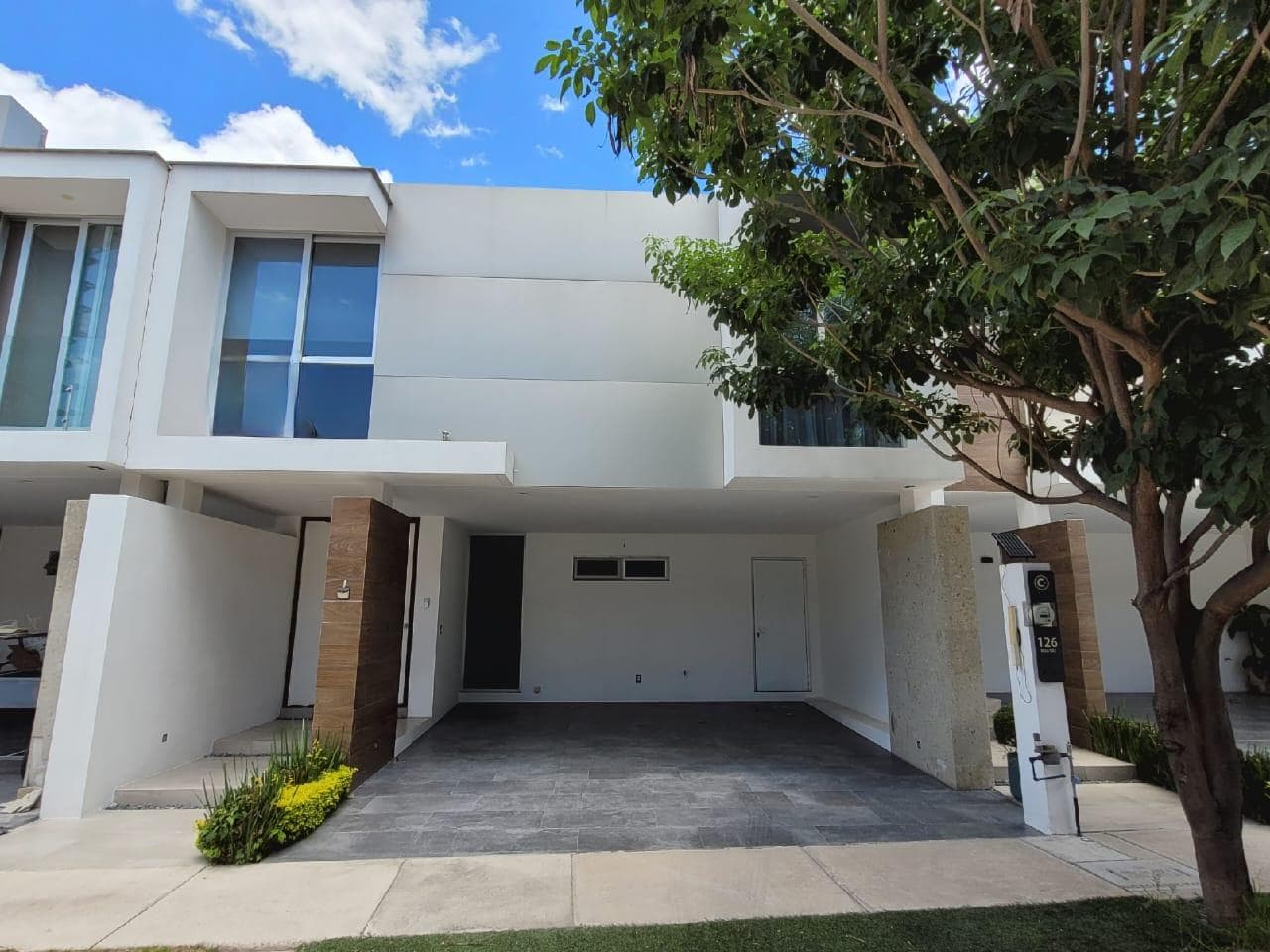 Casa en venta en Lomas Punta del Este, jardin amplio 3 baños y cochera techada, León Gto. - 1